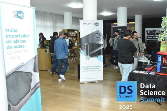Público sendo recebido no credenciamento do Data Science Summit Brasil