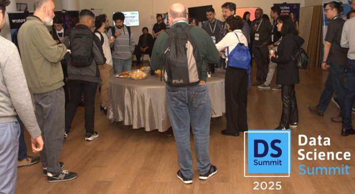 Networking na área de estandes do Data Science Summit 2025