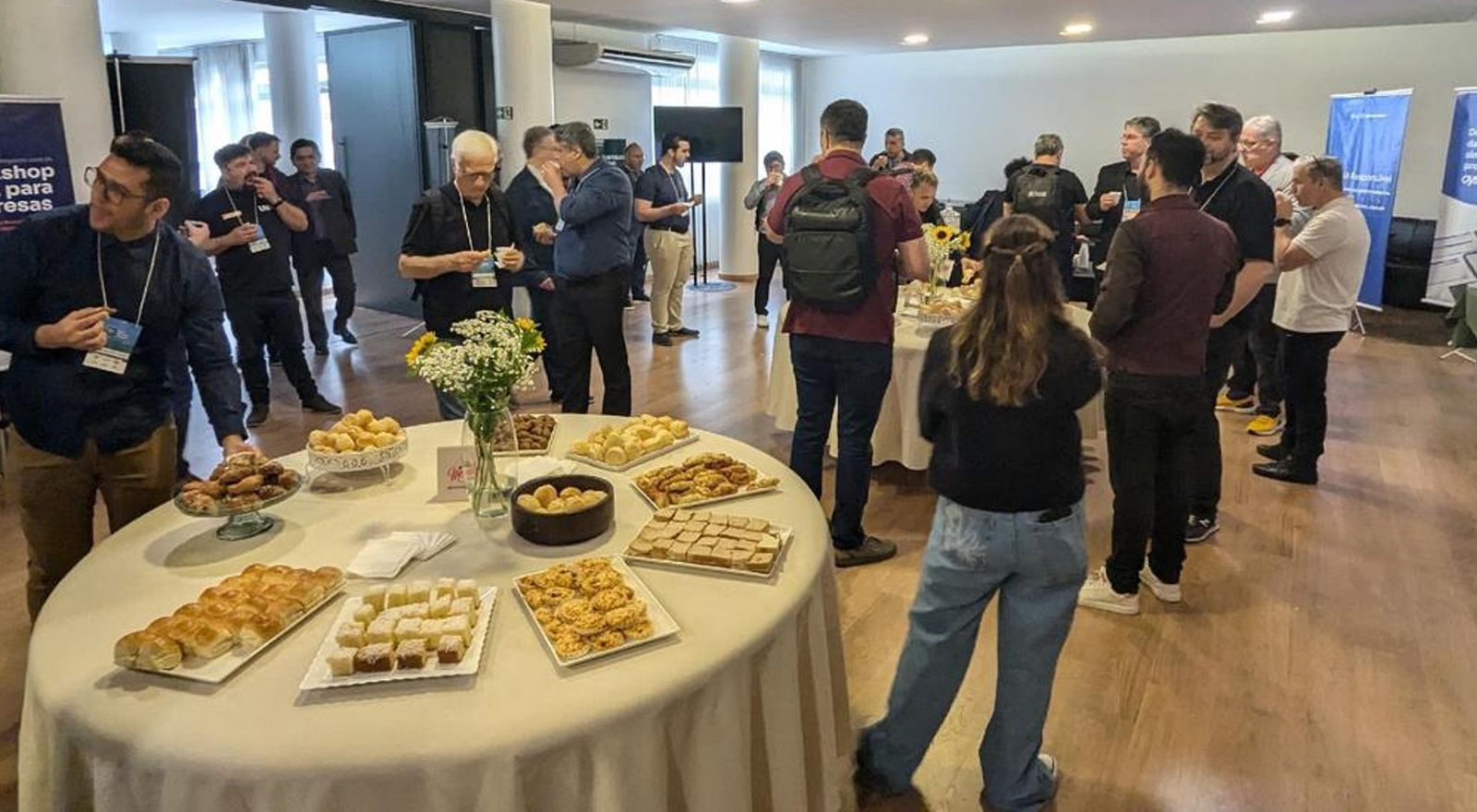 Participantes no coffee break entre os estandes do Data Science Summit 2025